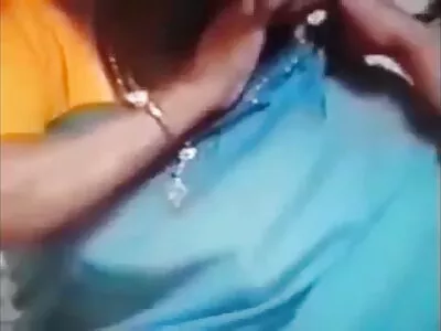 அழகான அழகி தன்னை ஒரு பெரிய ரப்பர் டில்டோ மூலம் குத்திக்கொள்கிறாள்