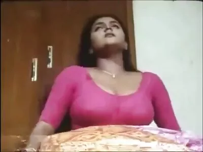 அழகான குழந்தைக்கு நீண்ட பொம்மை உள்ளது