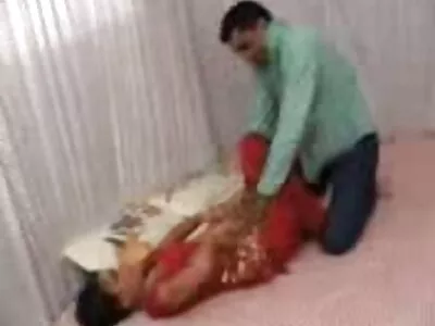பட்டுப்போன தோலுடன் கூடிய அழகான குழந்தை உந்தப்படுகிறது
