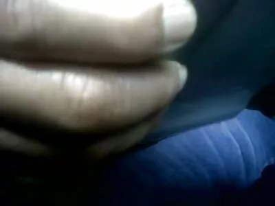 அருமையான குழந்தை தனது கேரமல் ஸ்னாட்சை அடைக்கிறது