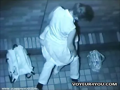 படுக்கையில் சூடான இனங்களுக்கிடையிலான நடவடிக்கை