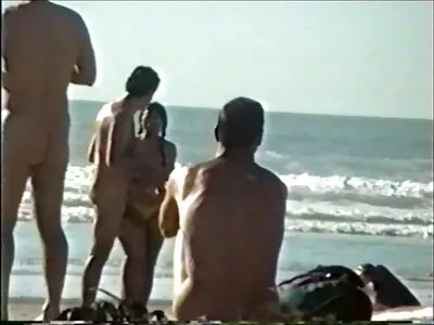 மெல்லிய அழகி ஆழமாக வாயை மூடிக்கொண்டது