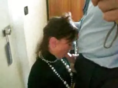 மெலிந்த இளைஞன் ஒரு கம் துப்பாக்கியை மேலும் கீழும் சறுக்குகிறான்