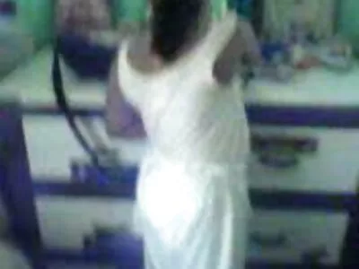 அமெச்சூர் பெண் ஒரு கடினமான தடித்த மெல்ல தொண்டை