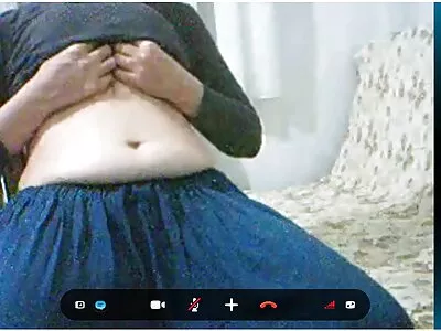 அழகி நன்றாக மூச்சுத்திணறப்பட்டு முகத்தைப் பெறுகிறார்