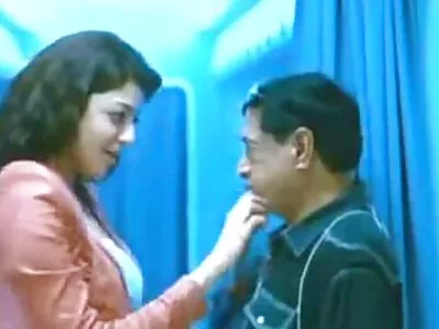 கவர்ச்சிகரமான இளம் பொன்னிறம் கேமரா முன் ஒரு சேவல் மீது பாய்கிறது