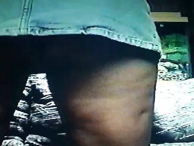 வெப்கேம் அன்பே அவளது சரியான பட்டை காட்டுகிறது