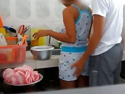 ஒல்லியான பெண் வெளிப்படுகிறாள்