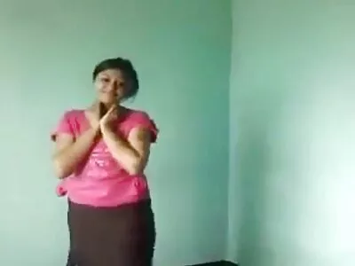 சிறிய எமோ பதின்ம வயதினரை கடுமையாகக் குத்தினார்