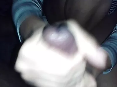 சூடான முகமூடி அணிந்த குழந்தை ஊதுகுழலைக் கொடுக்கிறது