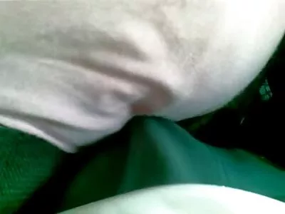 ஸ்டாக்கிங்குகளில் பஸ்டி அந்நியர் ஒரு டிக் சவாரி செய்கிறார்