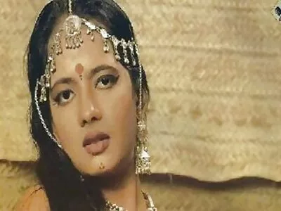 குழந்தை கருப்பு மற்றும் வெள்ளை நிறத்தில் ஒரு துளை நீட்டுகிறது