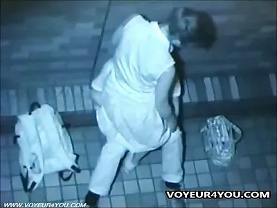 நான் வீட்டில் தனியாகவும் கொம்பாகவும் இருக்கிறேன்