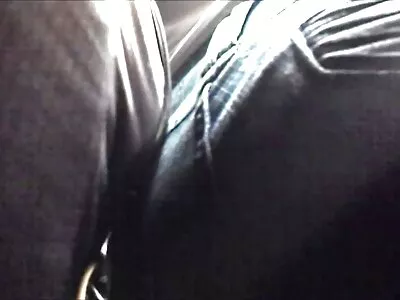 பஸ்டி பெண் தனது நகர்வுகளை நமக்குக் காட்டுகிறாள்