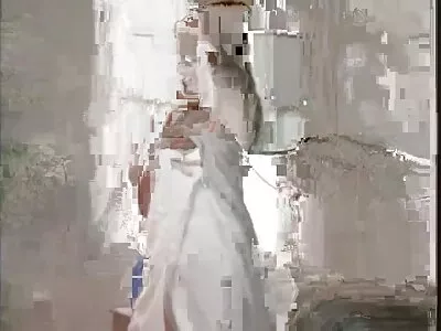 கேம் மீது பெரிய நீல நிற கண்கள் கொண்ட குழந்தை