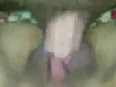 முழங்காலில் மிகவும் பெரிய பெண்