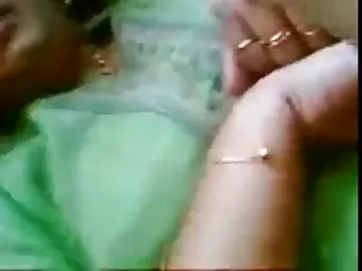 கண்ணாடிகளுடன் ஒரு பெண் ஒரு பெரிய சேவலை உறிஞ்சி வாயில் குத்திக் கொள்கிறாள்