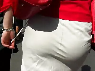 பெண் காஃபி டேபிளில் டில்டோவை இணைக்கிறாள்