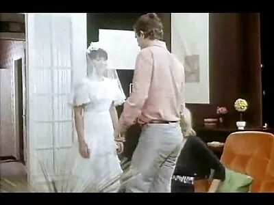 ஒரு அழகி தன்னுடன் விளையாடுகிறாள்