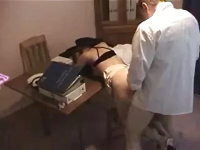 MILF பொன்னிறம் ஒரு டிக் அனுபவித்து அவள் வாயில் படிகிறது