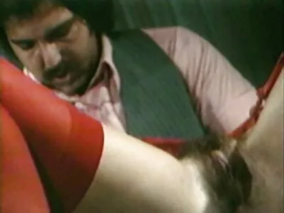 ஈரமான மற்றும் கொம்பு அழகி தேவதை
