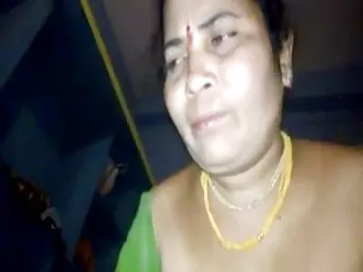 அற்புதமான கவர்ச்சியான டீனேஜ் குஞ்சு கேமிராவில் ஆடைகளை கழற்றுகிறது