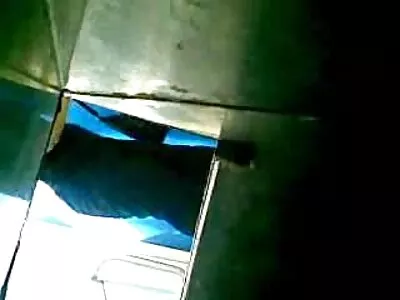 பொன்னிற குழந்தை கழற்ற விரும்புகிறது