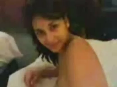 சூடான பொன்னிற இளம்பெண் தன் காதலனால் கசக்கப்படுகிறாள்