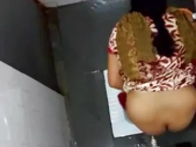 MILF தனது ப்ளோஜோப் திறன்களால் ஆச்சரியப்படுத்துகிறது